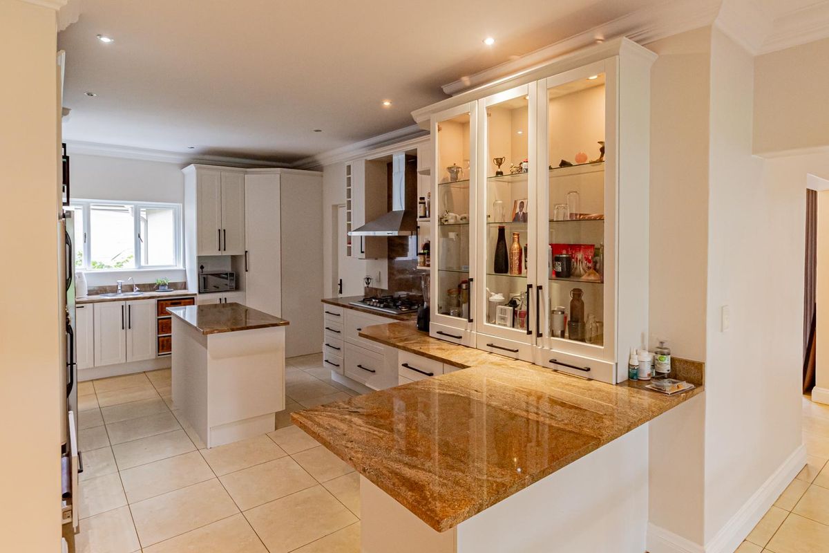 Effortless Luxury Living in Exclusive Estate in Bryanston - Photo 4