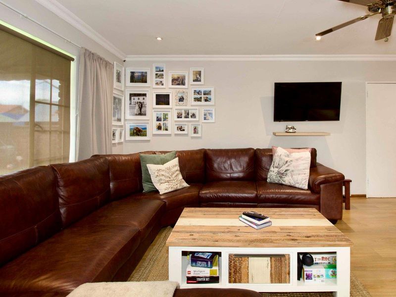 Beautiful Move in and Live Family Home. - Photo 5