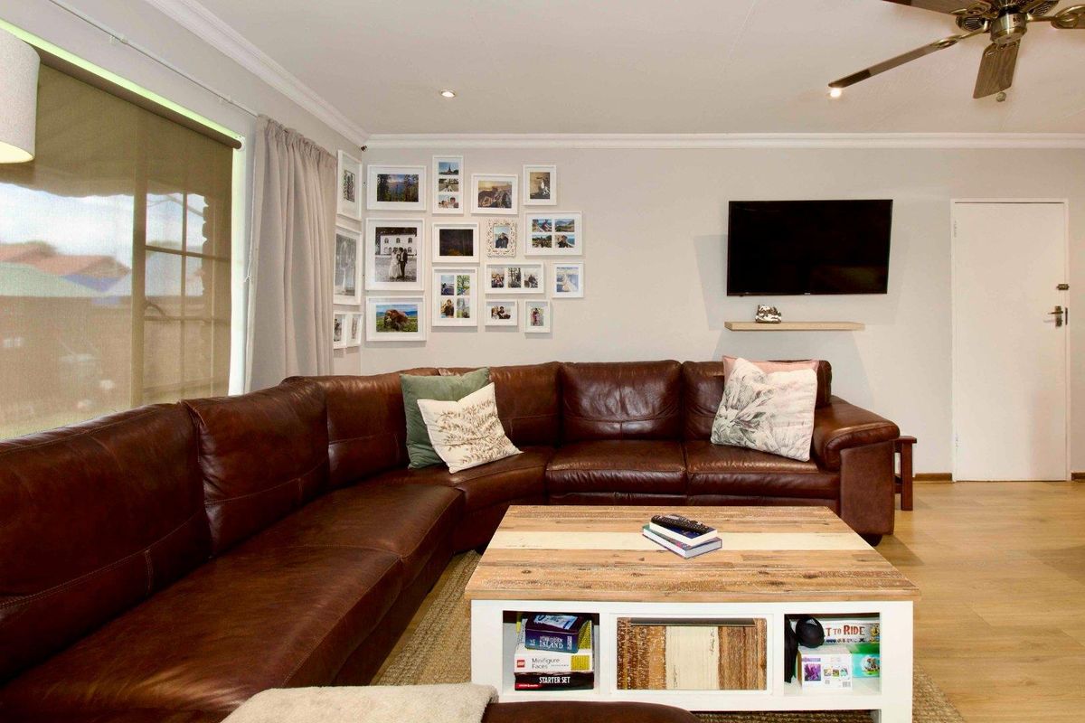 Beautiful Move in and Live Family Home. - Photo 5