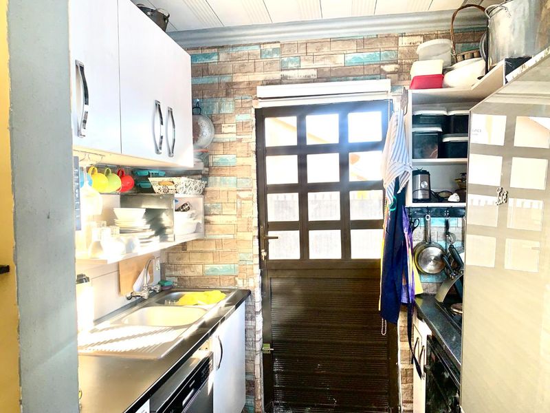 Comfortable-2 bedroom house in Raceway Park - Photo 6