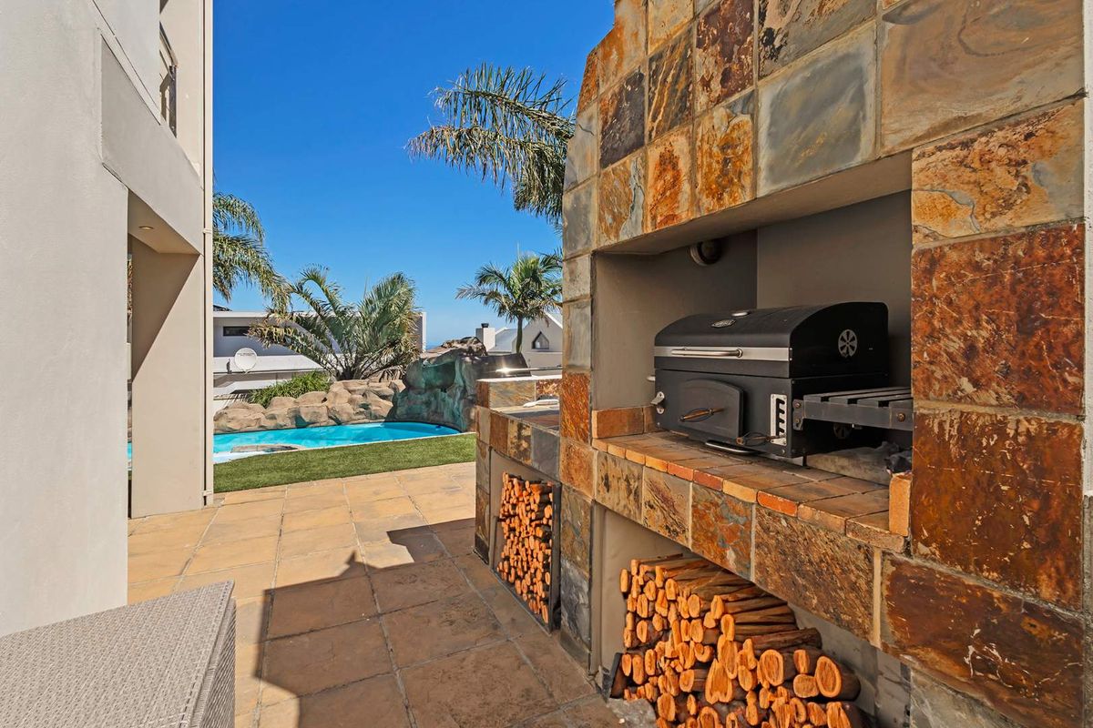 A Modern Classic Masterpiece with Unrivalled Views in Prestigious Baronetcy Estate - Photo 4