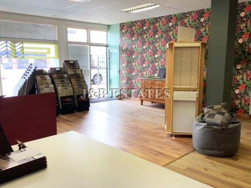 Prime Investment Opportunity: Mixed-Use Building with 2 Commercial Spaces & 3 x 2-Bedroom Flats - Photo 4