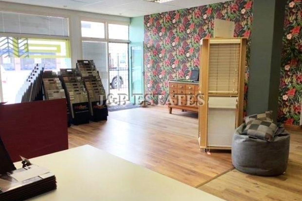 Prime Investment Opportunity: Mixed-Use Building with 2 Commercial Spaces & 3 x 2-Bedroom Flats - Photo 4