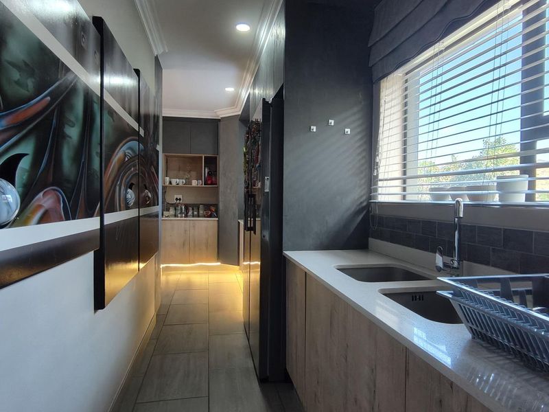 Well maintained family home with flat - Photo 9