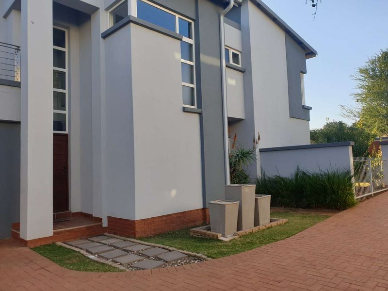 Beautiful 4 Bedroom House in Tranquil settings - Photo 3