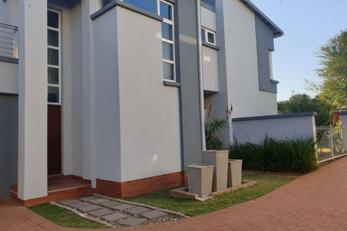 Beautiful 4 Bedroom House in Tranquil settings - Photo 3