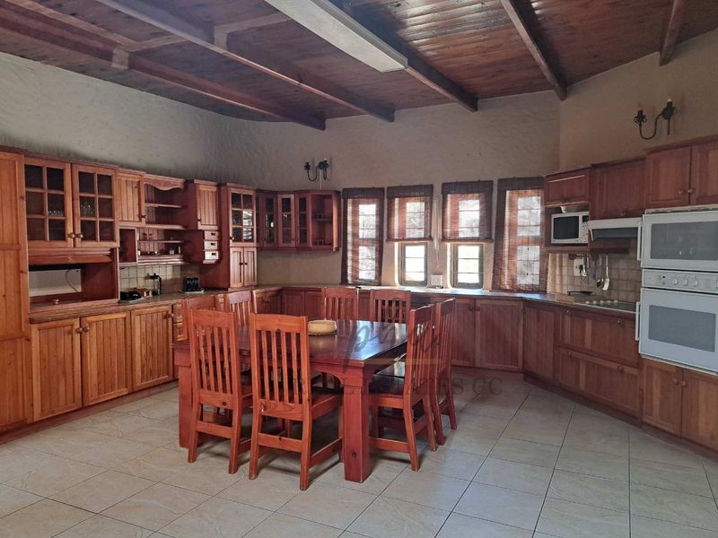 5 Bedroom family home with flatlet for sale in Walvis Bay selling for N$4.7 mil - Photo 6