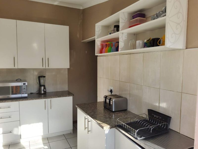 **Spacious Family Home with Additional Flats - Perfect for Investment or Family Living** - Photo 6