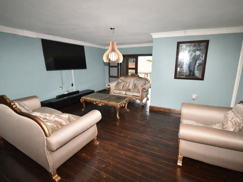 Spacious Modern Home - Photo 4