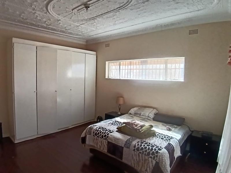 Charming 2 bedroom home with 3 cottages in quiet secure area - Photo 5