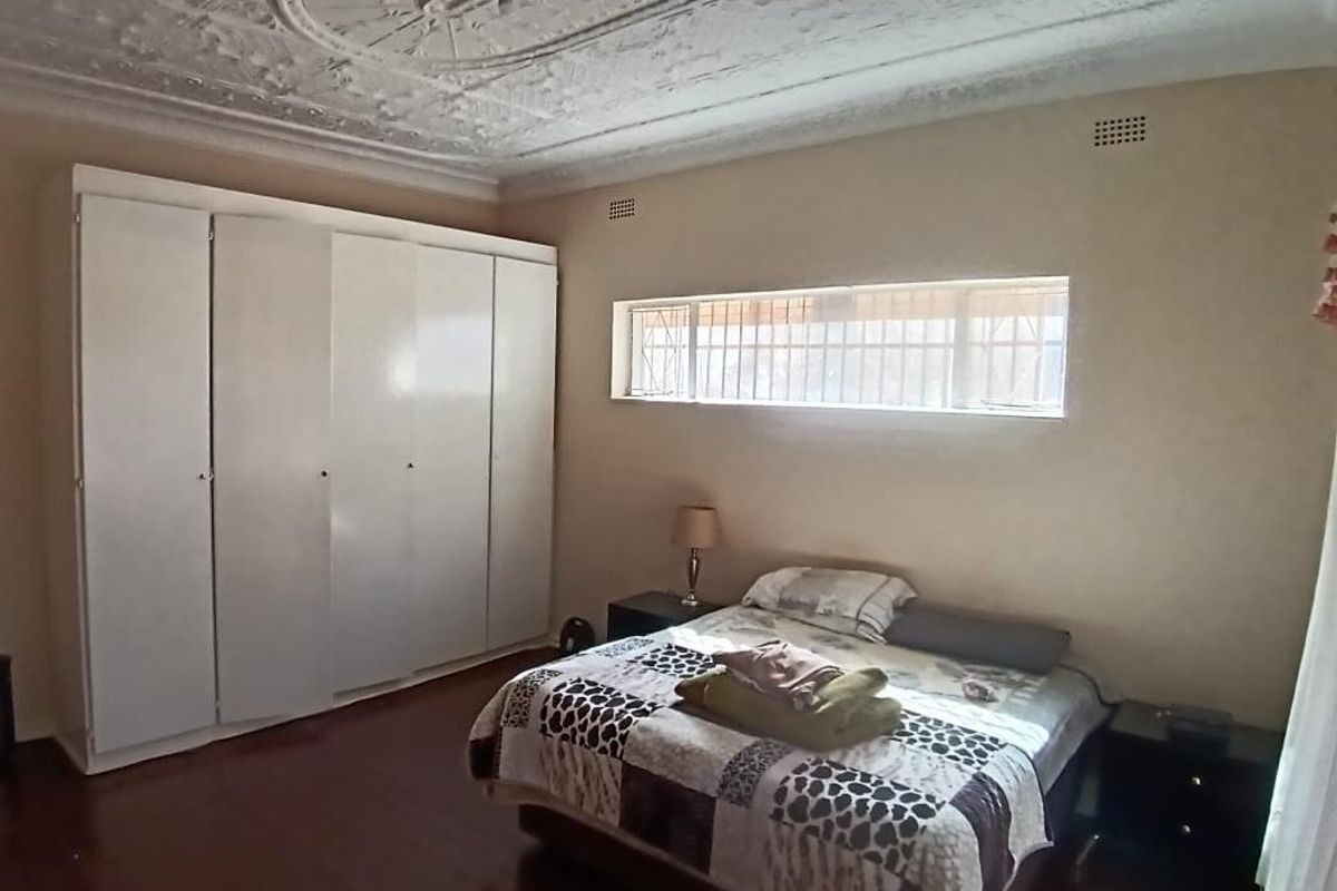 Charming 2 bedroom home with 3 cottages in quiet secure area - Photo 5