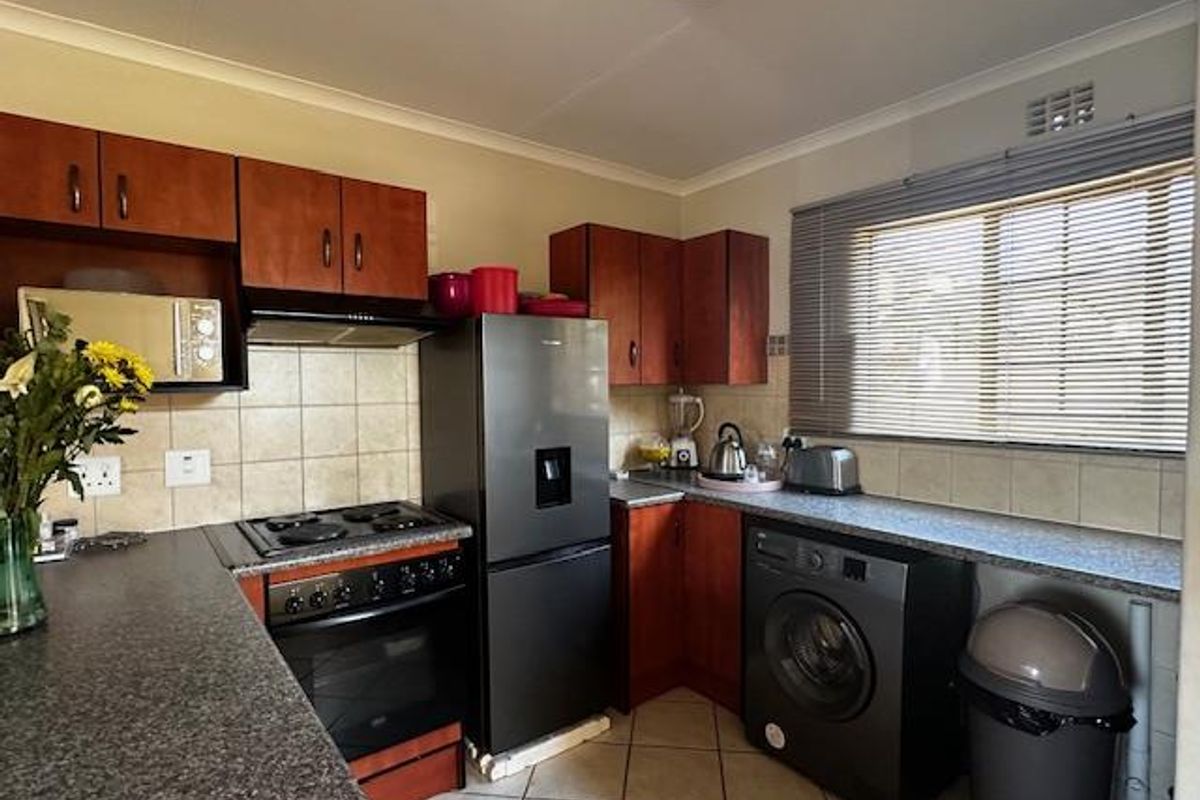 Townhouse in Hillside: Your Dream Home Awaits! - Photo 2