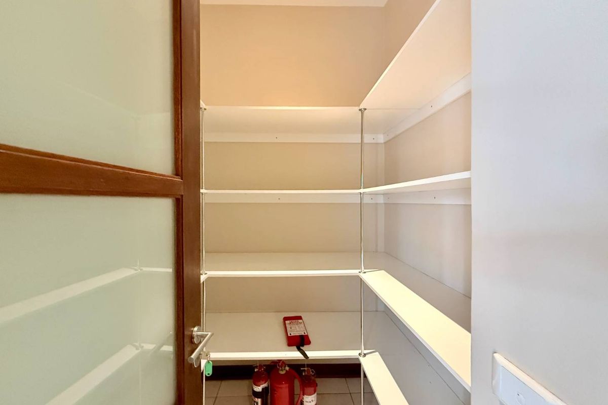 Luxury Awaits: Unfurnished 5 Bedroom Gem in Waterstone Estate! - Photo 4