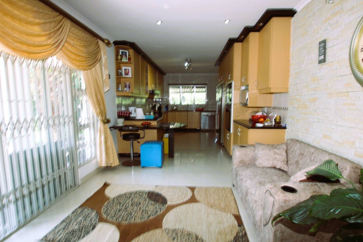 Beautiful Home Cowies Estate - Photo 3