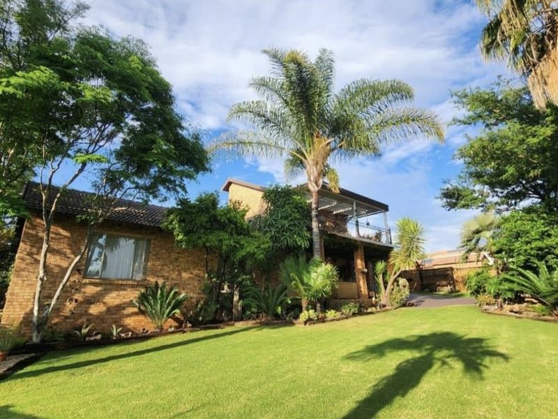 Beautiful Klinker Brick Home with a stunning garden. - Photo 2