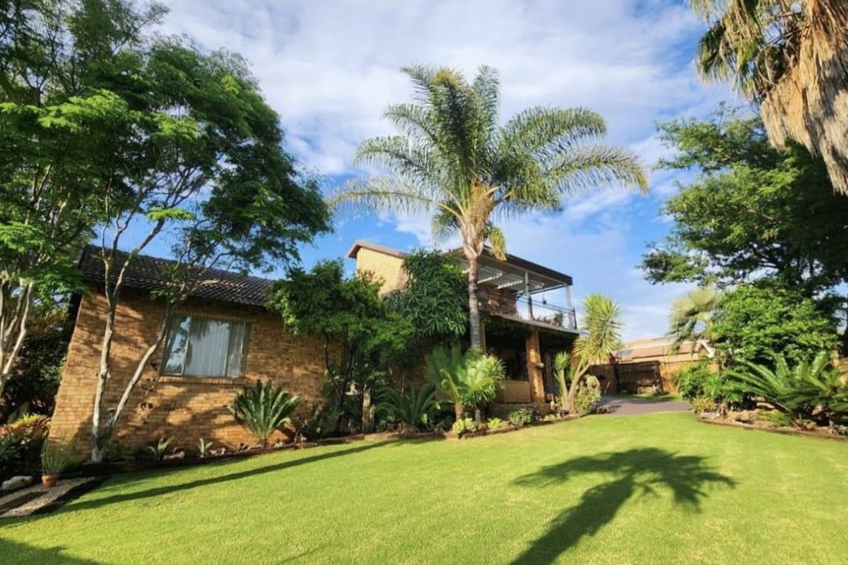 Beautiful Klinker Brick Home with a stunning garden. - Photo 2