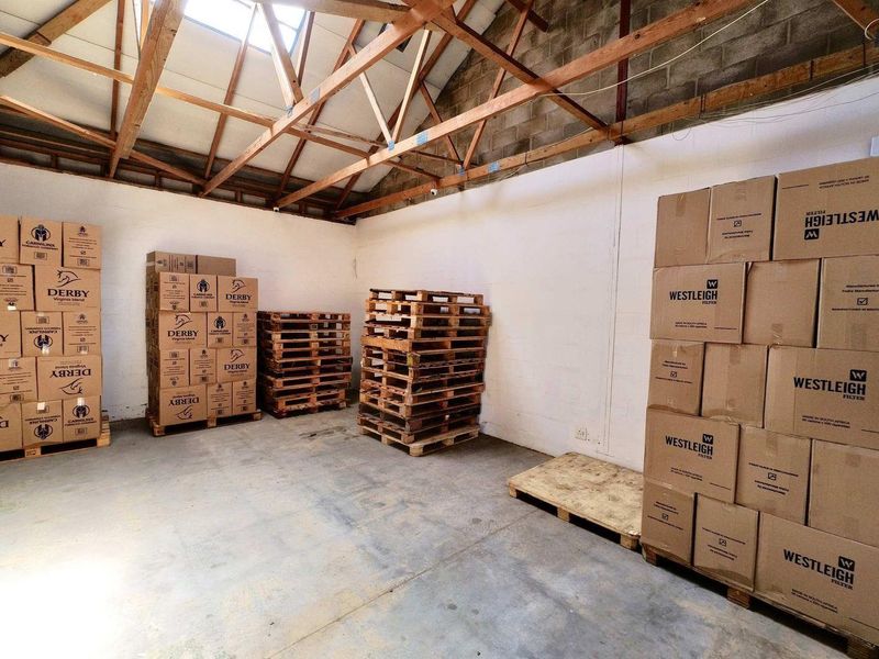 STRORAGE UNIT & OFFICE TO LET - - Photo 3