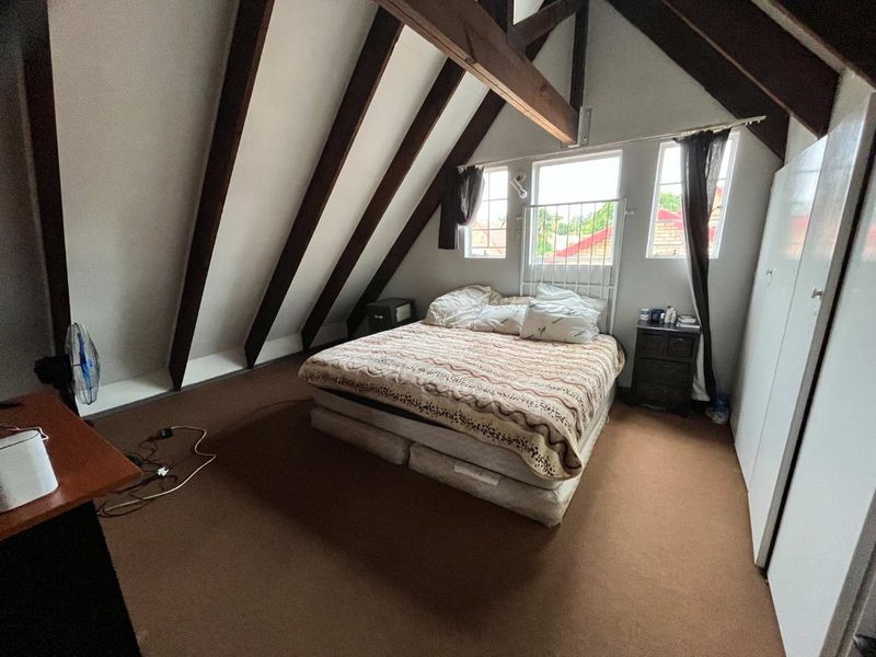 Lovely townhouse in secure guarded complex - Photo 9