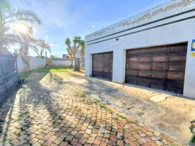 • Perfect Family Home: 3 Bedrooms | 2 Bathrooms | 2 Garages - Photo 5
