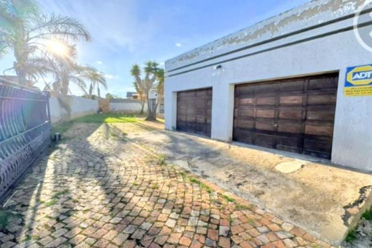 • Perfect Family Home: 3 Bedrooms | 2 Bathrooms | 2 Garages - Photo 5