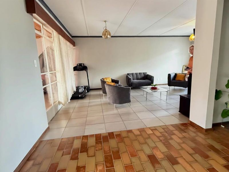 Spacious Family Home with Flat in Prime Eros Park Location - Photo 7