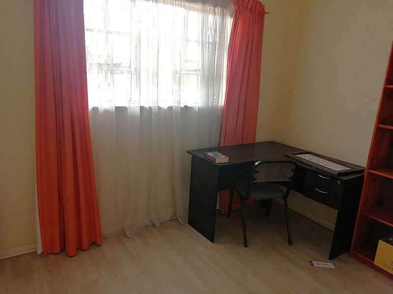 First Floor cozy apartment minutes from Sandton - Photo 4