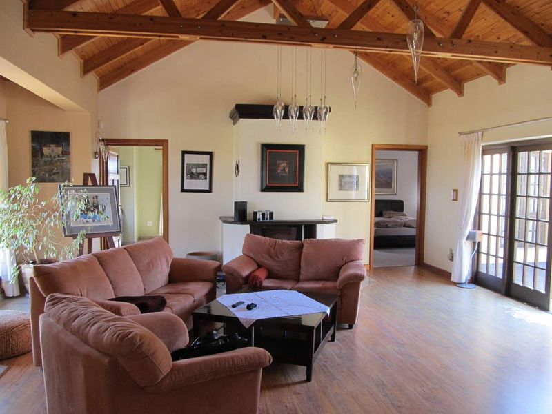 CLASSIC GERMAN STYLE HOME WITH GARDEN FLAT ON DOUBLE ERF - Photo 3