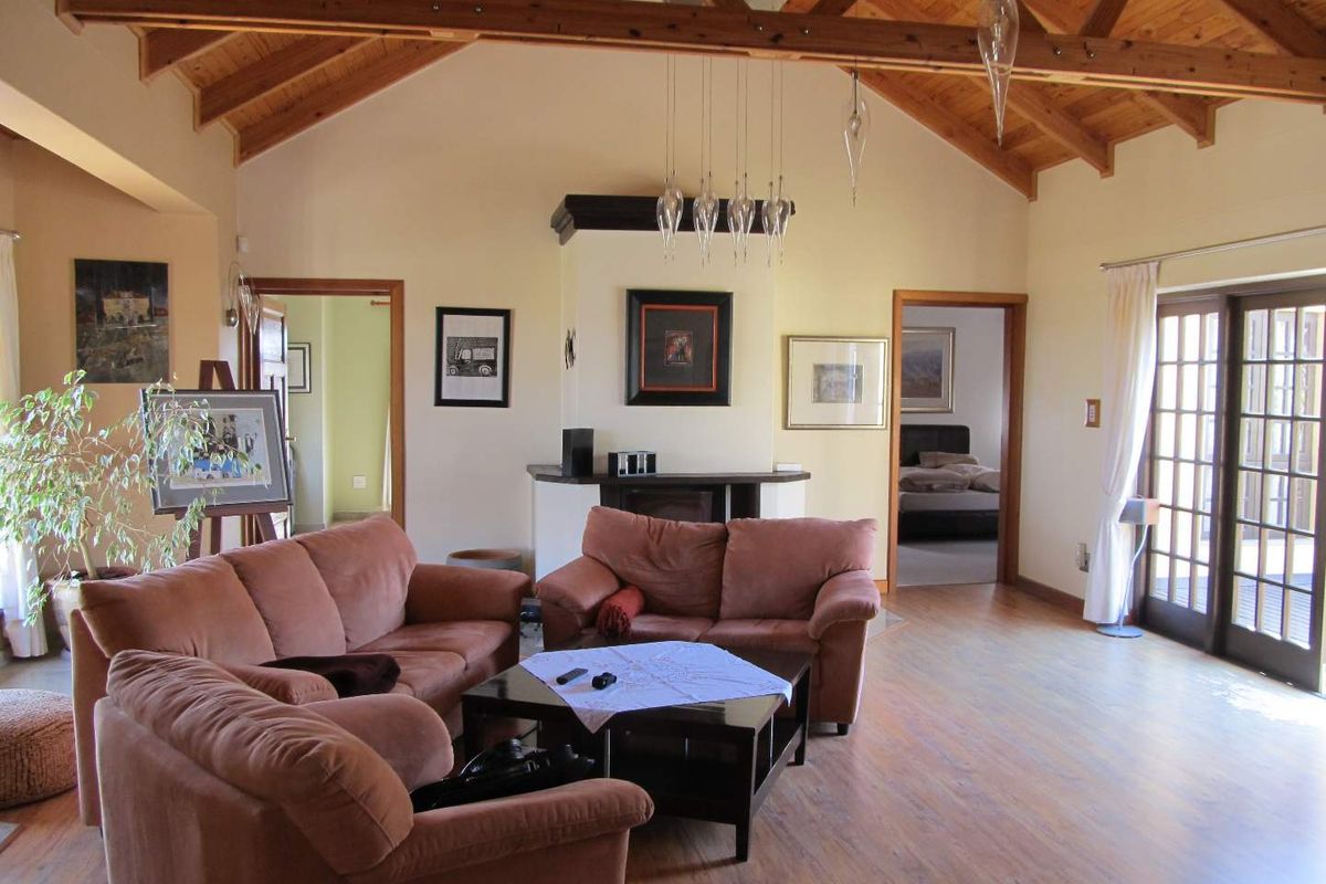 CLASSIC GERMAN STYLE HOME WITH GARDEN FLAT ON DOUBLE ERF - Photo 3