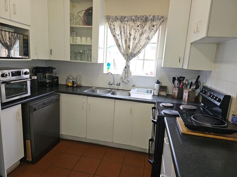 Spacious modern 3 Bedroom, 2 Bathroom Apartment with a garage. Great Investment close to the Gautrain station. - Photo 9