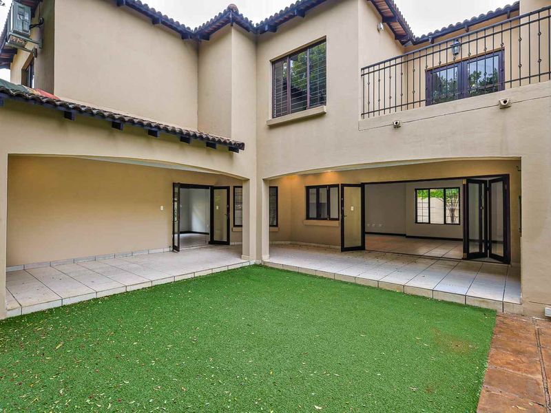 Sophisticated Luxury Living on the Fairway – Waterkloof Golf Estate - Photo 3