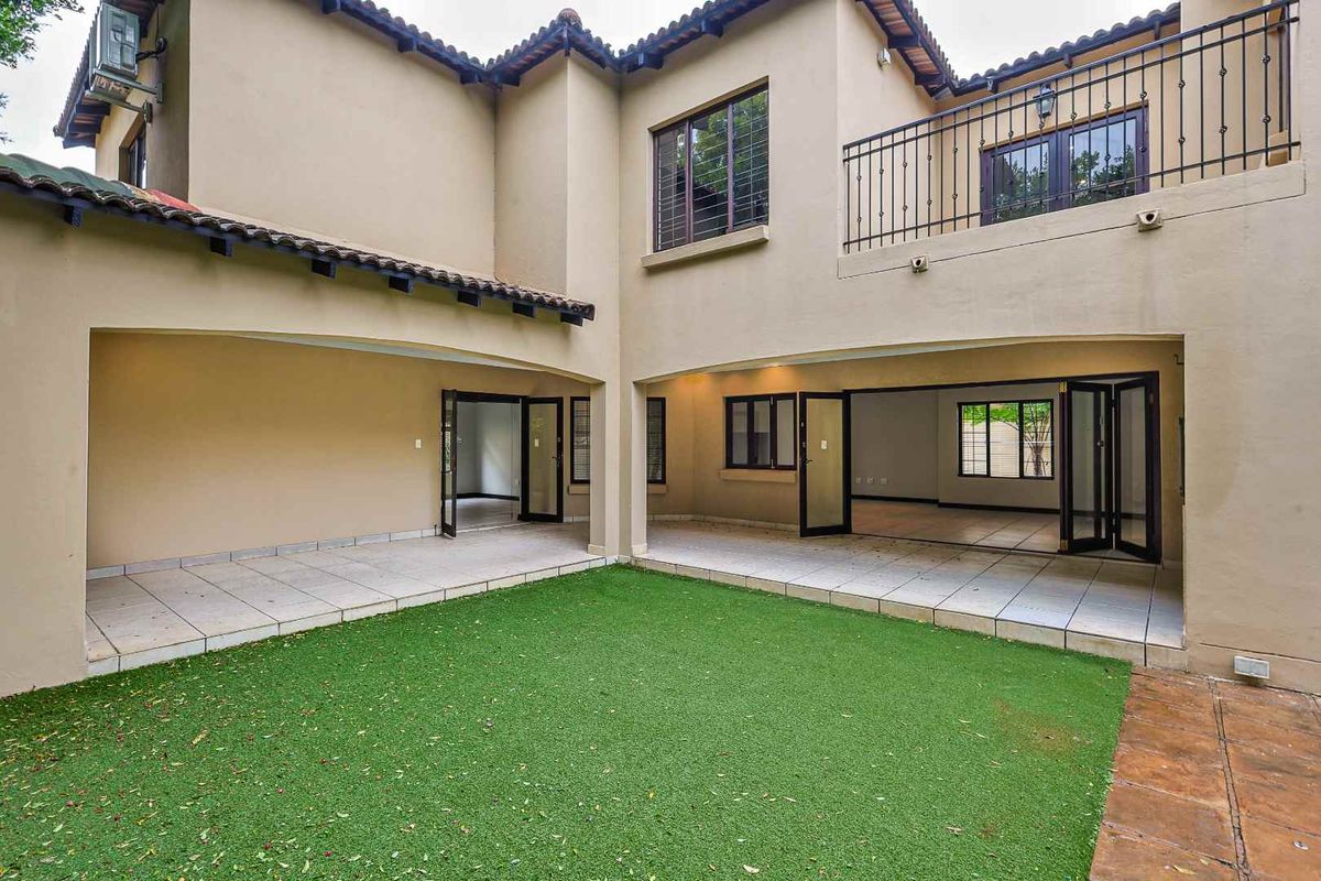 Sophisticated Luxury Living on the Fairway – Waterkloof Golf Estate - Photo 3