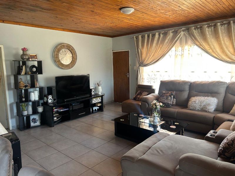 4 Bedroom family house in Booysens - Photo 6