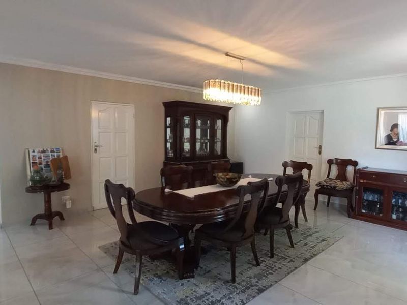 4 Bedroom/2 Bathroom Family Home with pool - Photo 8