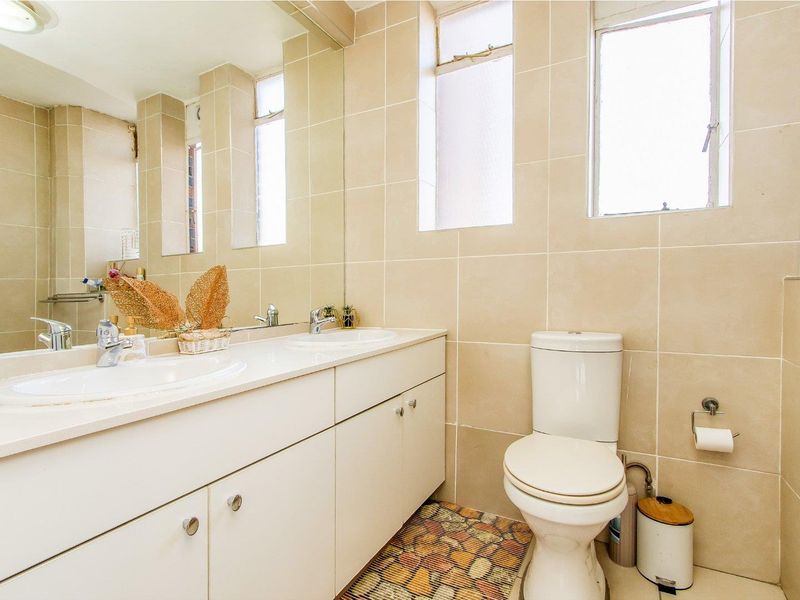 Spacious 2 Bedroom,2 Bathroom apartment in Killarney - Photo 6