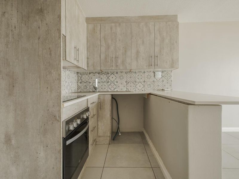 A stone throw away from UP and ease of access to the Gautrain, Tuks sports grounds and other amenities! - Photo 7