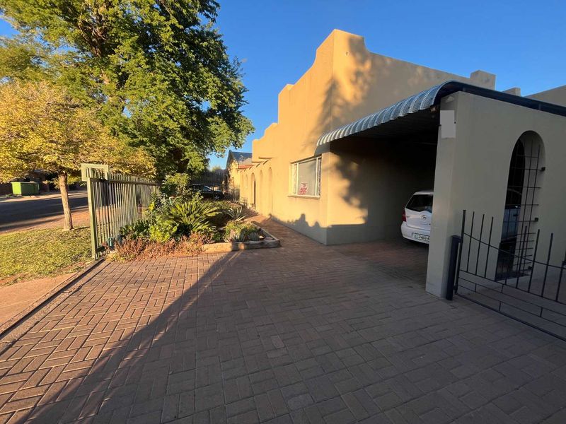 Spacious 3-Bedroom Home with Business Potential – Prime Location! - Photo 2