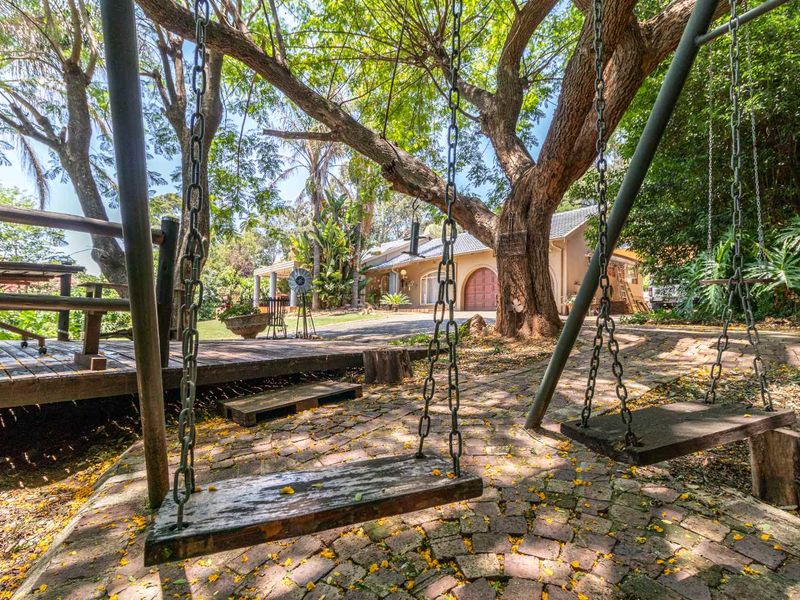 **Stunning Four-Bedroom Home with Lush Garden in Prime Location** - Photo 7