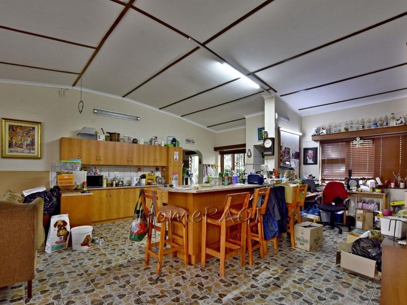 Central, Walvis Bay:  Corner Home with flat, loads of potential is for sale - Photo 4