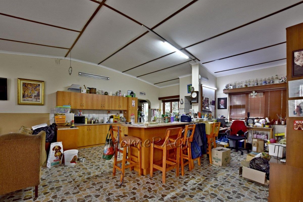 Central, Walvis Bay:  Corner Home with flat, loads of potential is for sale - Photo 4
