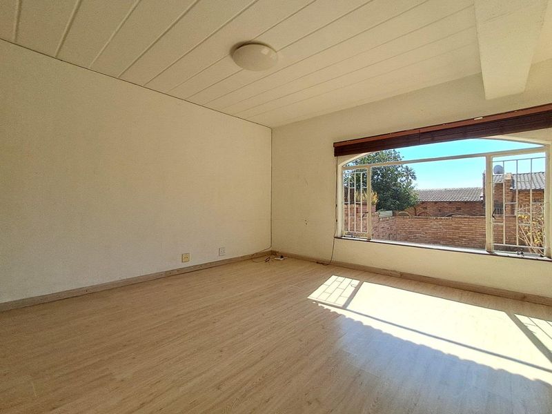 1 Bedroom Duplex Unit in Corlett Gardens - Photo 5