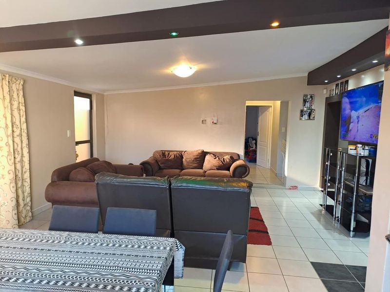 Buy a beautiful 3 Bedroom house with a 2 Bedroom flat in Walvisbay Town Center - Photo 3