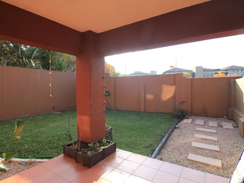 Gorgeous and sunny, garden apartment - Photo 8