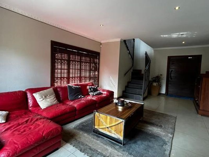 Grab this beautiful house - Photo 3