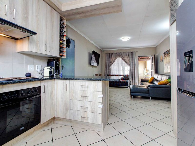 Modern Elegance Meets Comfort - Photo 6