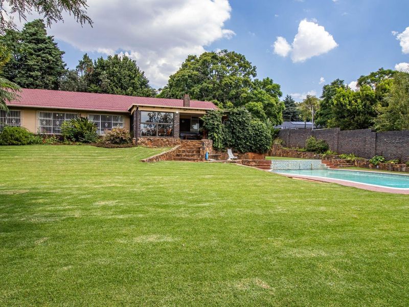 Spacious 4-Bedroom Family Home on a 2,136m2 Corner Stand in Northcliff - Photo 6