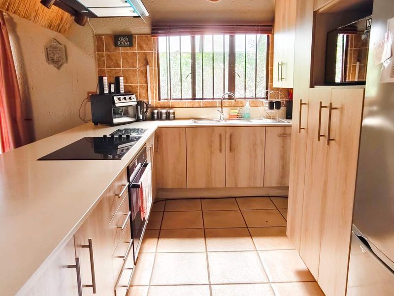 Stunning Tranquil Retreat with Lush Gardens and Modern Comforts - Photo 9