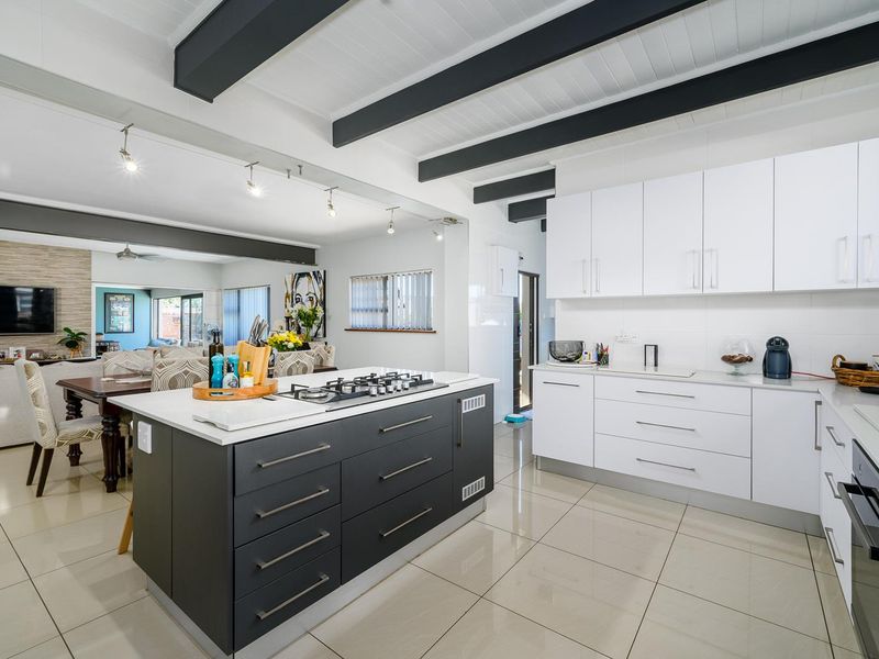 Large home with 5 flats - Photo 4