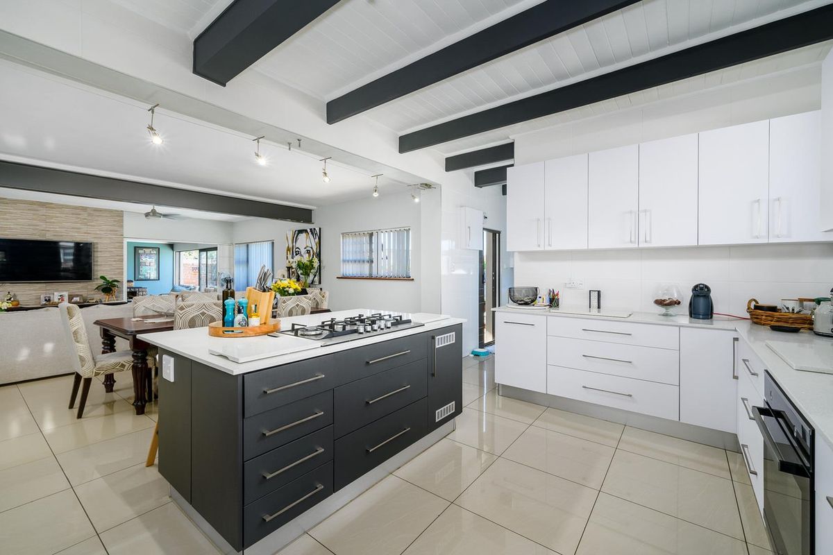Large home with 5 flats - Photo 4