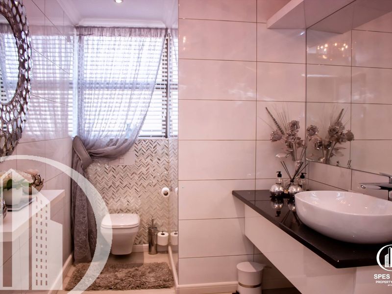 An amazing property with one-of-a-kind features - Photo 4