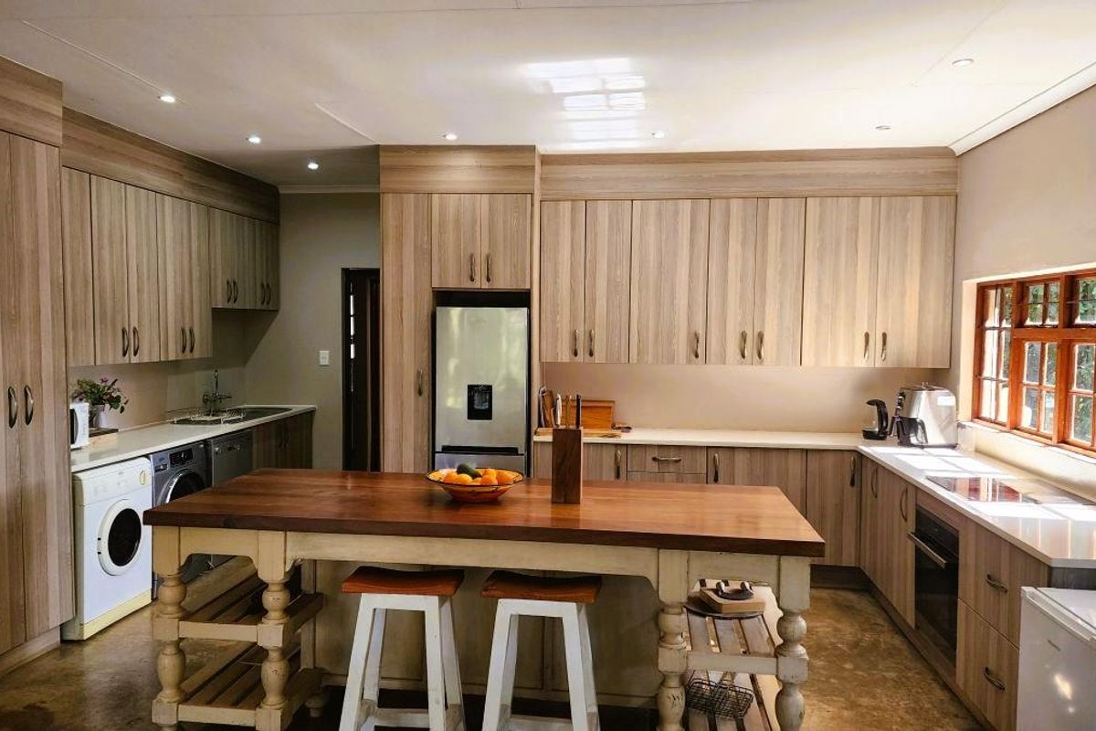 Sophisticated Country Living with a Main house, Cottage & Equestrian Facilities – A White River Gem! - Photo 5